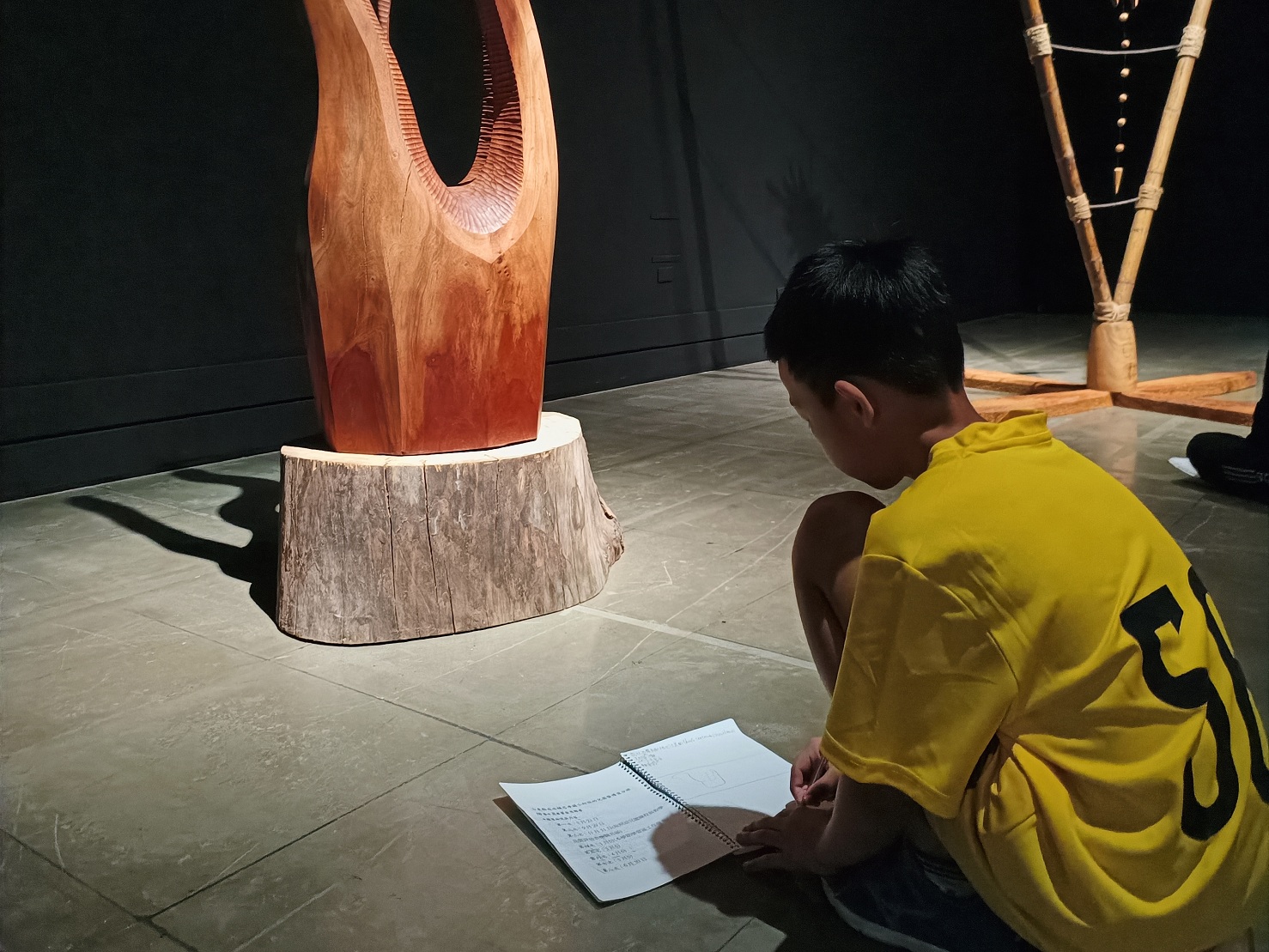 08_參觀新竹241藝術空間,脫下鞋子入展間與作品互動